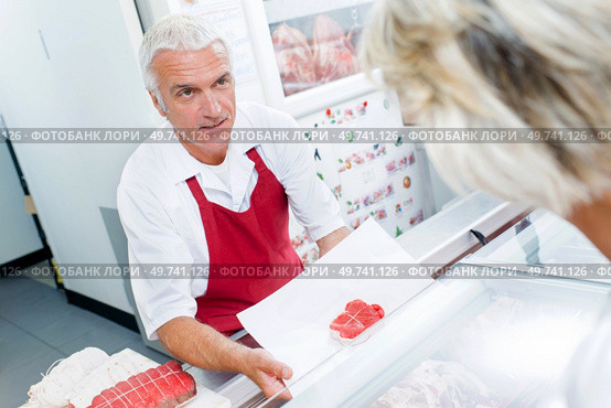 a butcher during customer service. Стоковое фото, агентство Ingram Publishing / Фотобанк Лори