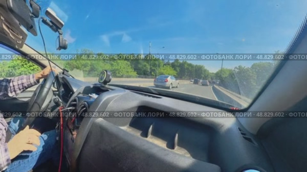 A car is driving along a city overpass on a sunny day in the early morning. The camera is 360 degrees. Russia. Moscow 05/25/2025. Стоковое видео, видеограф Ярославский Максим / Фотобанк Лори