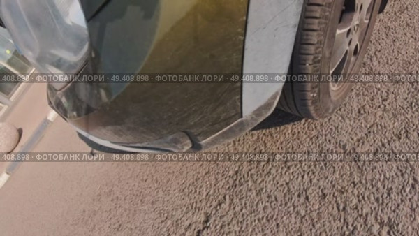 A car is parked on the side of the road. Стоковое видео, видеограф Ярославский Максим / Фотобанк Лори