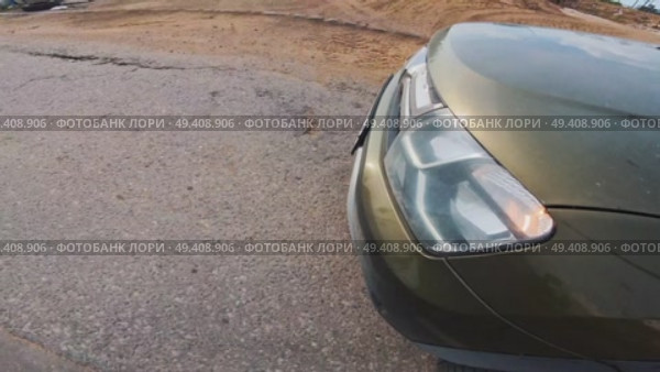 A car is parked on the side of the road. Стоковое видео, видеограф Ярославский Максим / Фотобанк Лори