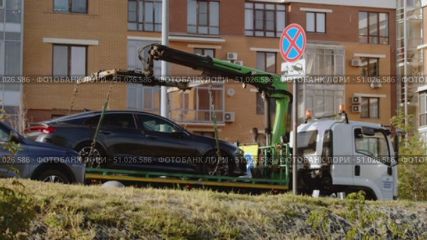 A car that broke down after a traffic incident has been placed on a tow truck for further evacuation. Стоковое видео, видеограф Strunov David / Фотобанк Лори