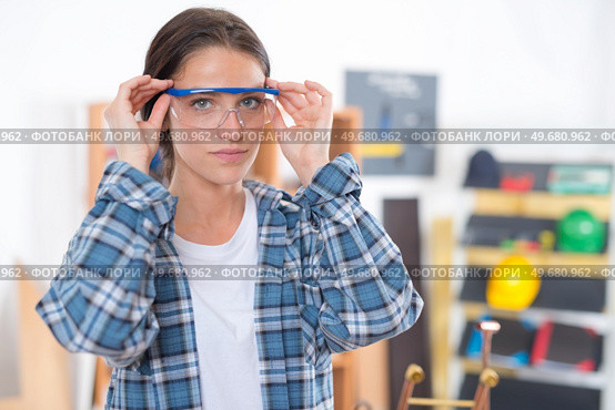 a carpenter putting goggles on. Стоковое фото, агентство Ingram Publishing / Фотобанк Лори