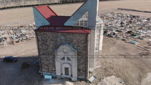 A Catholic chapel in a cemetery near the village of Trokeli. Стоковое видео, видеограф Mikhail Davidovich / Фотобанк Лори