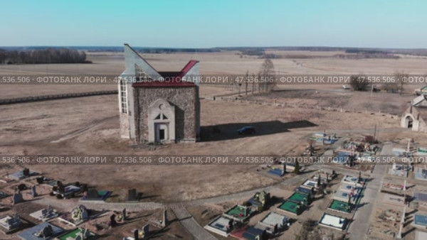 A Catholic chapel in a cemetery near the village of Trokeli. Стоковое видео, видеограф Mikhail Davidovich / Фотобанк Лори