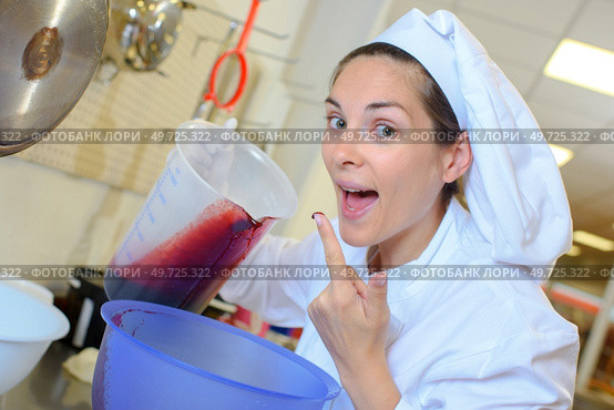 a chef teasing to taste. Стоковое фото, агентство Ingram Publishing / Фотобанк Лори