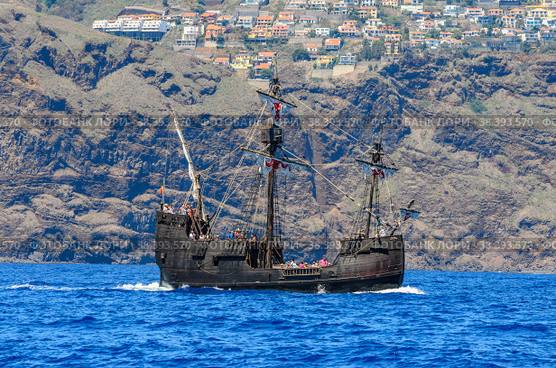 A copy of the historic ship of Christopher Columbus Santa Maria on a pleasure voyage off the coast of Madeira (2012 год). Редакционное фото, фотограф Михаил Аккуратoв / Фотобанк Лори