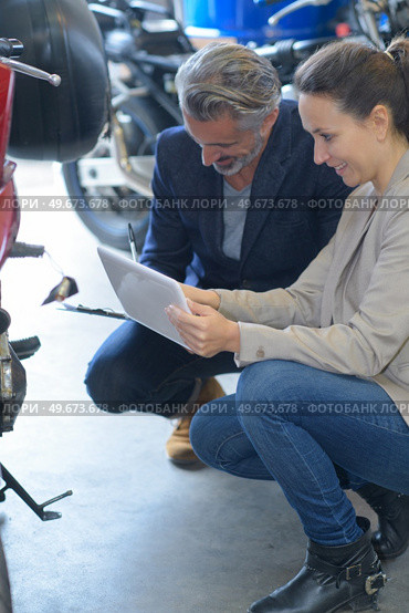 a couple choosing a motorbike. Стоковое фото, агентство Ingram Publishing / Фотобанк Лори