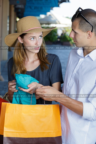 a couple during shopping issue. Стоковое фото, агентство Ingram Publishing / Фотобанк Лори