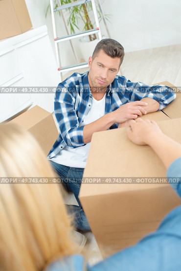 a couple with cardboard boxes. Стоковое фото, агентство Ingram Publishing / Фотобанк Лори