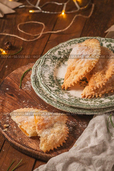 A crescent-shaped pastry whose filling is made of eggs and almonds wrapped in crispy dough, cut in an artisanal way and sprinkled with sugar. Стоковое фото, агентство Ingram Publishing / Фотобанк Лори