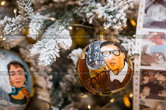 A decorated Christmas tree of the Mosfilm film company with portraits of actors from popular Soviet films, in the GUM store in the center of Moscow. Russia, Moscow, January 9, 2025. Редакционное фото, фотограф Photojuli / Фотобанк Лори