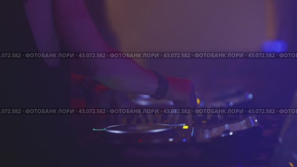 A DJ is playing music on a set of turntables. Стоковое видео, видеограф Константин Шишкин / Фотобанк Лори