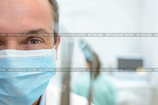 a doctor wearing a mask. Стоковое фото, агентство Ingram Publishing / Фотобанк Лори