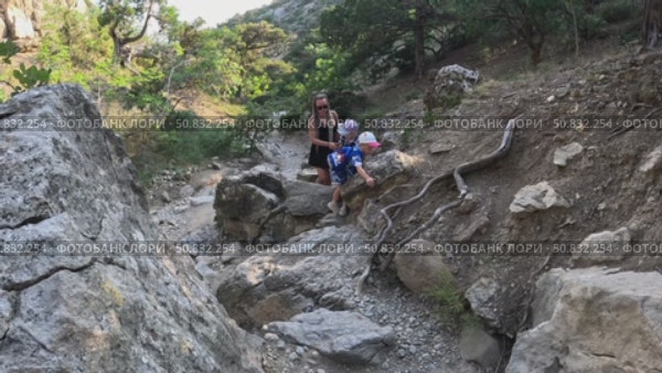 A family with children walks along the Golitsyn trail in Crimea. Стоковое видео, видеограф German Zvyagin / Фотобанк Лори
