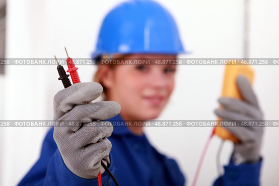 A female electrician holding a voltmeter. Стоковое фото, агентство Ingram Publishing / Фотобанк Лори