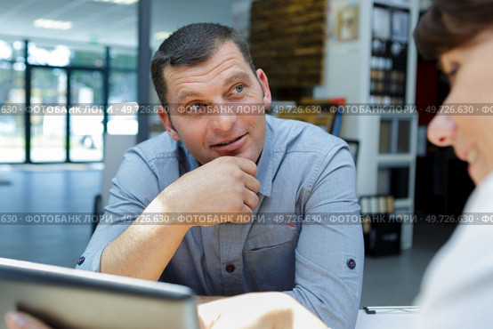 a female merchandiser entertaining client. Стоковое фото, агентство Ingram Publishing / Фотобанк Лори
