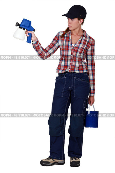A female painter with a spray gun. Стоковое фото, агентство Ingram Publishing / Фотобанк Лори