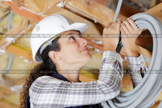 a female worker is working with cables. Стоковое фото, агентство Ingram Publishing / Фотобанк Лори