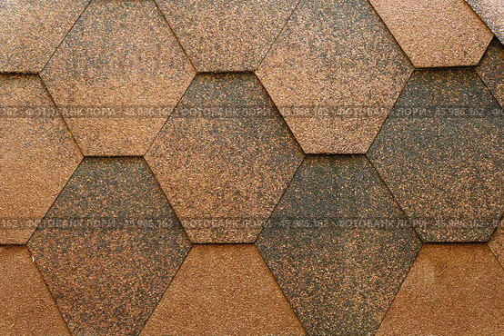 A fragment of a roofing covering with a honeycomb pattern made of flexible brown tiles. Стоковое фото, фотограф Александр Прошкин / Фотобанк Лори