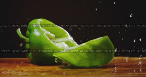 A Fresh Green Bell Pepper Sitting Beautifully on a Wooden Surface, Ideal for Cooking. Стоковое видео, видеограф Владимир Ковальчук / Фотобанк Лори