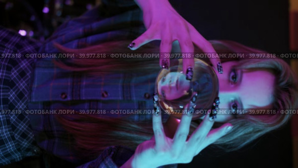 A girl with psychic abilities shows tricks with a crystal ball. Стоковое видео, видеограф Константин Шишкин / Фотобанк Лори