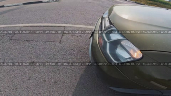 A green car is parked on a road. Стоковое видео, видеограф Ярославский Максим / Фотобанк Лори