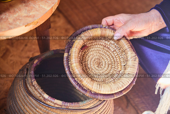 A hand with a lid from a wicker basket. Reed weaving. Стоковое фото, фотограф Наталия Кирсанова / Фотобанк Лори