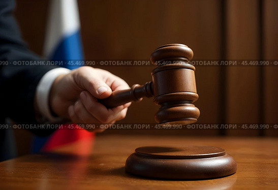 A hand with a wooden judge's hammer on the background of the Russian flag. Стоковое AI-изображение, AI-художник RamA / Фотобанк Лори