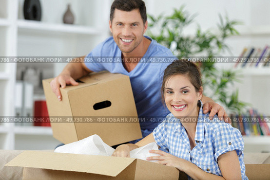 a happy couple unpacking boxes. Стоковое фото, агентство Ingram Publishing / Фотобанк Лори