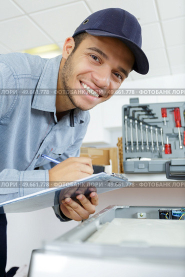 a happy man technician servicing. Стоковое фото, агентство Ingram Publishing / Фотобанк Лори