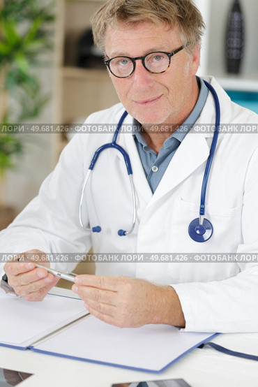a happy smiling mature doctor. Стоковое фото, агентство Ingram Publishing / Фотобанк Лори