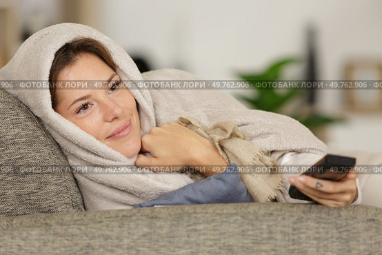 a happy woman switching tv channels. Стоковое фото, агентство Ingram Publishing / Фотобанк Лори