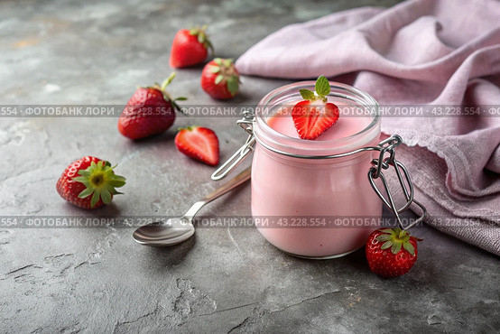 A healthy, healthy breakfast. Homemade strawberry yogurt with fresh strawberries, vintage spoon and towel on a stylish gray background. Стоковое AI-изображение, AI-художник Photojuli / Фотобанк Лори