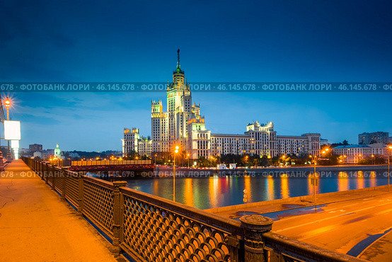 A high-rise building on Kotelnicheskaya embankment and Bolshoy Ustinsky bridge at night. Moscow (2010 год). Стоковое фото, фотограф Константин Лабунский / Фотобанк Лори