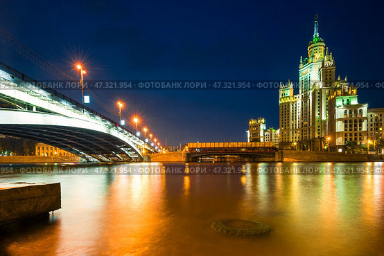 A high-rise building on Kotelnicheskaya embankment and Bolshoy Ustinsky bridge at night. Moscow (2010 год). Стоковое фото, фотограф Константин Лабунский / Фотобанк Лори