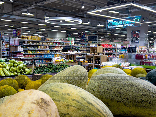 A large display of melons and squash in a grocery store. Russia. Moscow. 08.08.25. Редакционное фото, фотограф Ярославский Максим / Фотобанк Лори