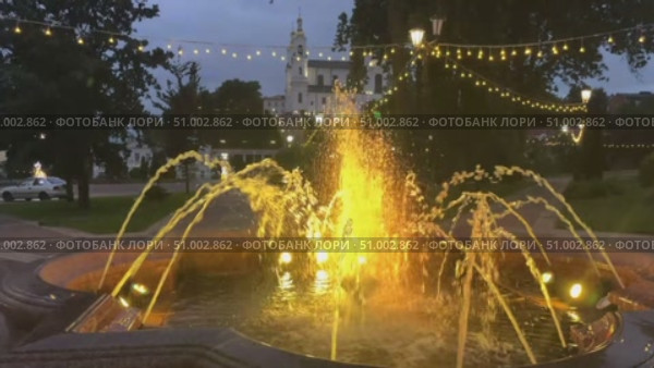 A lighted fountain has been installed in the center of Vitebsk, Belarus. Стоковое видео, видеограф IRYNA ZAKHARANKA / Фотобанк Лори