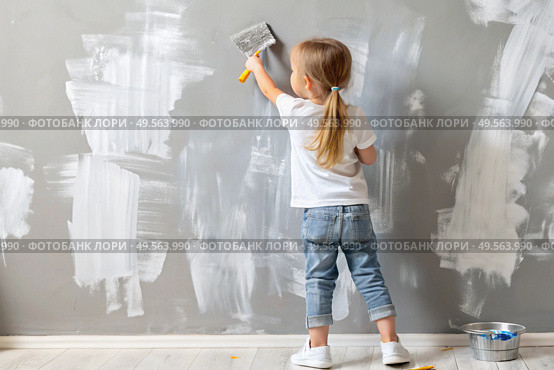 A little girl paints a wall with a paint roller in a new house. Interior decoration of the house, wall painting. Cosmetic repairs. Child labor. Стоковое AI-изображение, AI-художник Photojuli / Фотобанк Лори