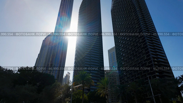 A low angle view of the skyscrapers in the centre of Dubai. Стоковое фото, фотограф David Kashakhi / Фотобанк Лори