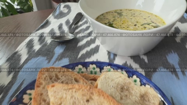 A luxurious creamy mushroom soup garnished with truffle oil  served in a white porcelain bowl. Стоковое видео, видеограф Zita Khasanova / Фотобанк Лори