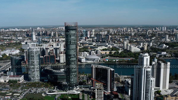 A magnificent landscape of a big city with beautiful houses and parks around the river. Стоковое фото, фотограф David Kashakhi / Фотобанк Лори