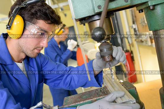 a male worker in the factory. Стоковое фото, агентство Ingram Publishing / Фотобанк Лори