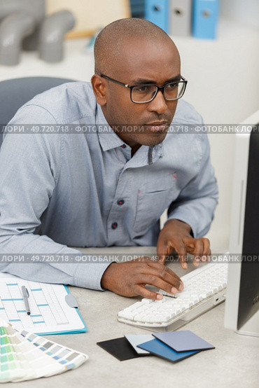 a male worker in workshop. Стоковое фото, агентство Ingram Publishing / Фотобанк Лори
