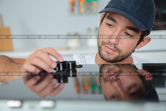 a male worker loose hob knob. Стоковое фото, агентство Ingram Publishing / Фотобанк Лори