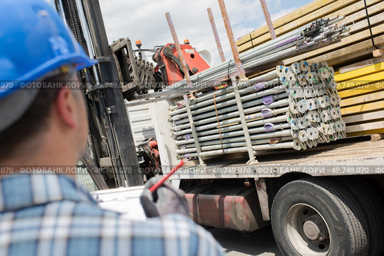 a male worker steel truck delivery. Стоковое фото, агентство Ingram Publishing / Фотобанк Лори