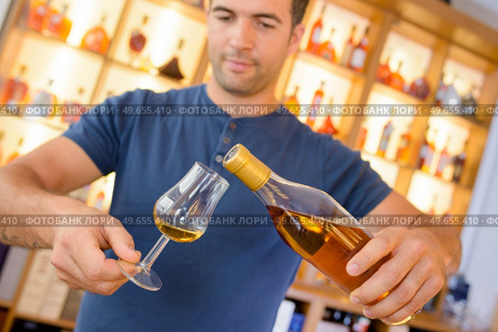 a man and an amount of alcohol. Стоковое фото, агентство Ingram Publishing / Фотобанк Лори