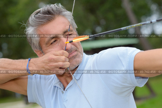 a man cautious in the target. Стоковое фото, агентство Ingram Publishing / Фотобанк Лори