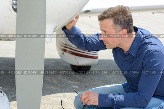a man checking at the propeller. Стоковое фото, агентство Ingram Publishing / Фотобанк Лори