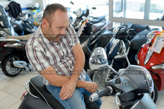 a man choosing a motorbike. Стоковое фото, агентство Ingram Publishing / Фотобанк Лори