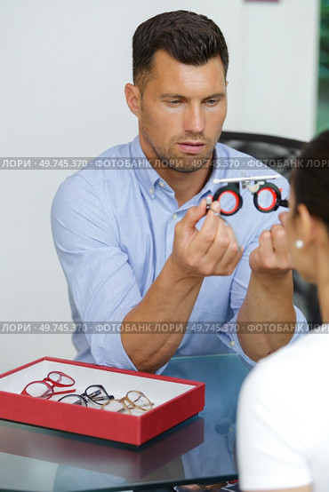 a man holding portable phoropter. Стоковое фото, агентство Ingram Publishing / Фотобанк Лори